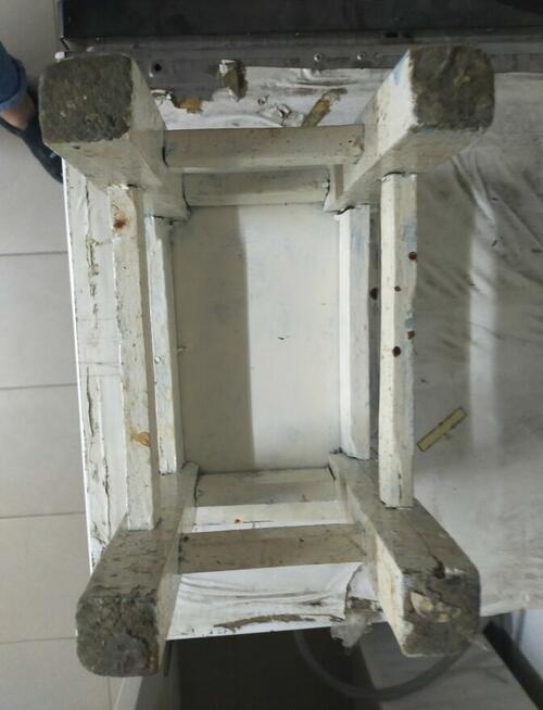 Drewniany taboret z czasów PRL