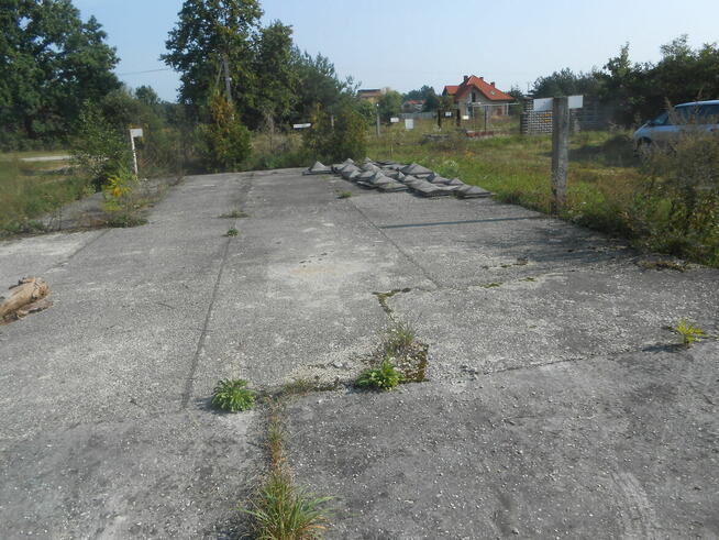 WYDZIERZAWIIE CZESCIOWO UTWARDZONY PLAC W MORAWICY K. KIELC.