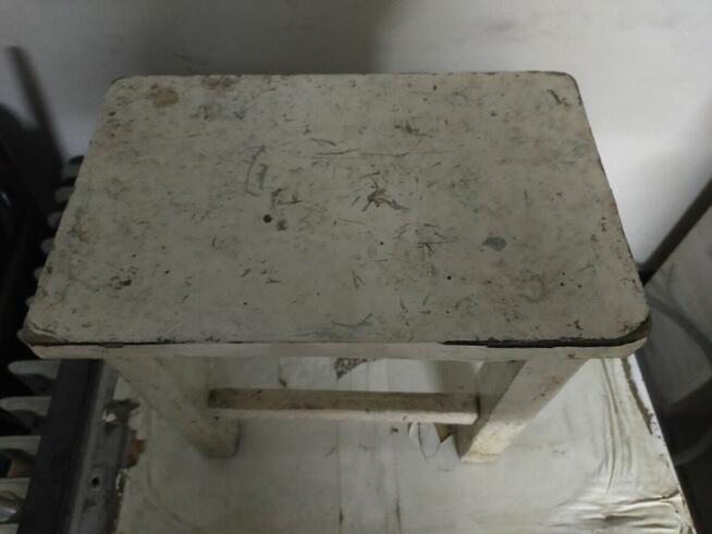 Drewniany taboret z czasów PRL