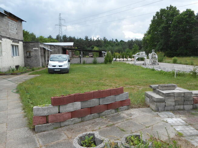 WYDZIERZAWIIE CZESCIOWO UTWARDZONY PLAC W MORAWICY K. KIELC.