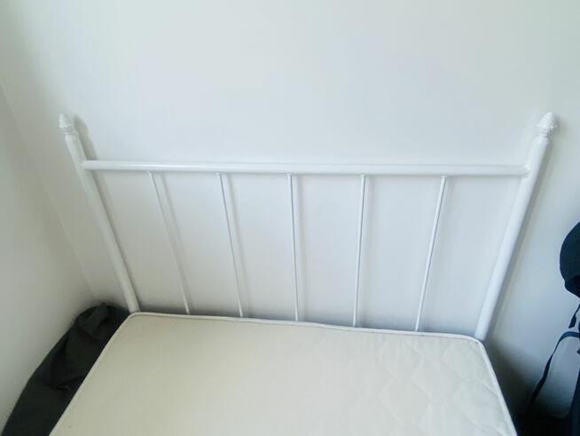 Białe łóżko jak nowe z materacem 190x90