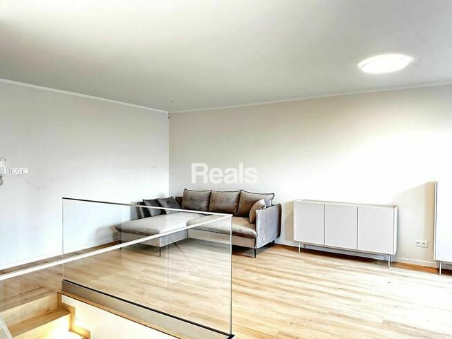 Z komórką i garażem