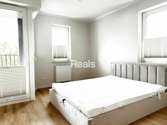 Z komórką i garażem