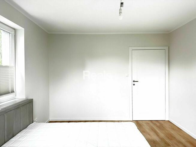 Z komórką i garażem