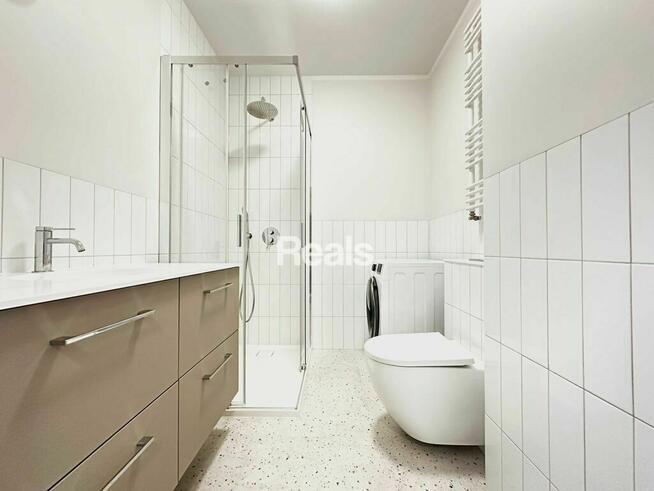 Z komórką i garażem