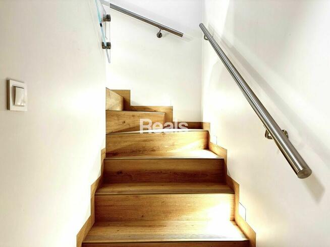 Z komórką i garażem