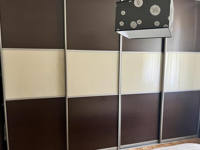 Duża i pojemna szafa z 4 drzwiami przesuwanymi szerokość 3,