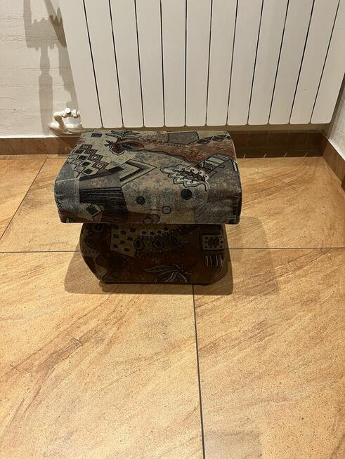 Dwa fotele + dwie pufy 220 złotych kpl