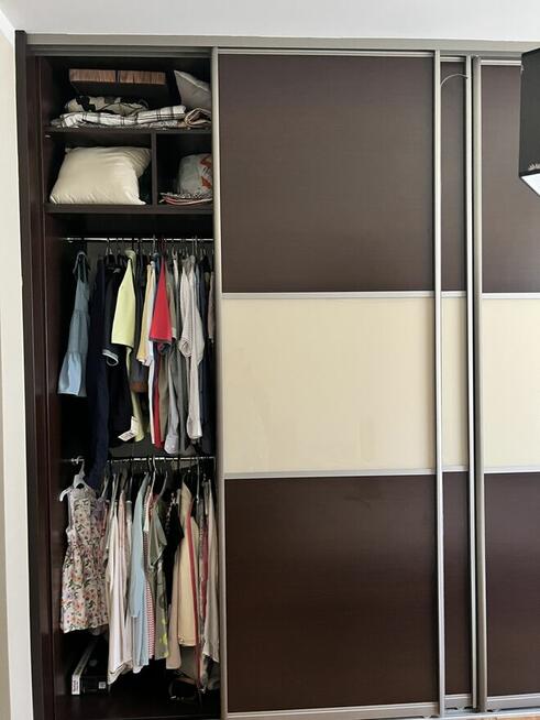 Duża i pojemna szafa z 4 drzwiami przesuwanymi szerokość 3,