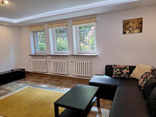 Kameralny apartament w przyziemiu domu, Wesoła