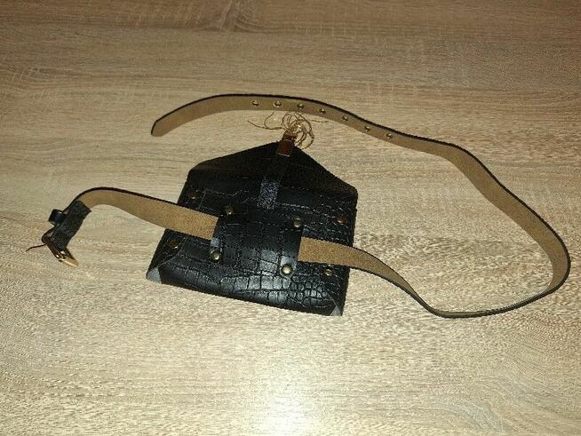 NOWA Torebka damska na pasek czarna, elegancka, z frędzlami