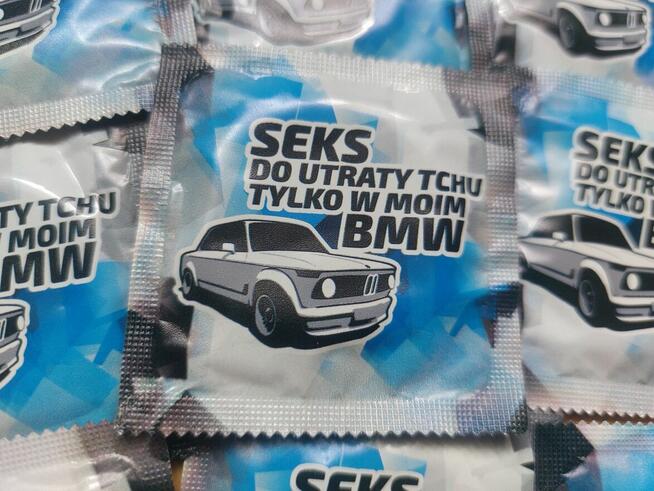 Personalizowane gadżety BMW - naklejka i prezerwatywa