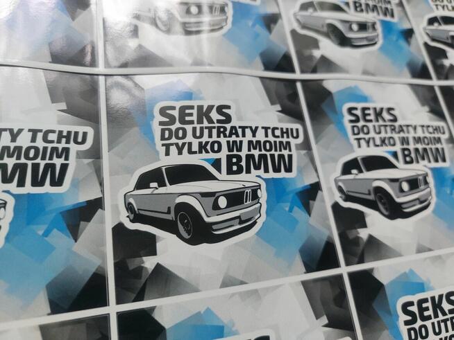 Personalizowane gadżety BMW - naklejka i prezerwatywa