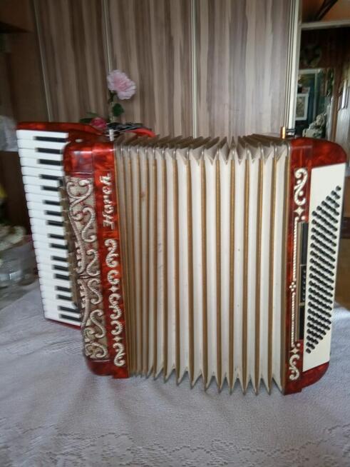 Piękny Akordeon Horch 120 basów z futerałem