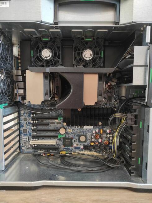 Stacja robocza HP Z800 Workstation z monitorem V7