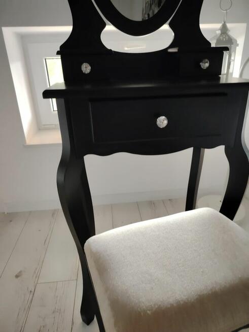 Sprzedam toaletkę z krzesłem