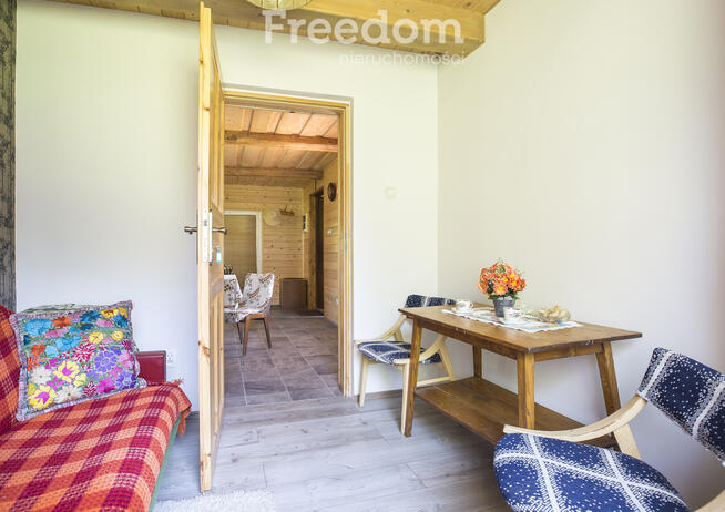 Przytulny domek w otoczeniu zieleni