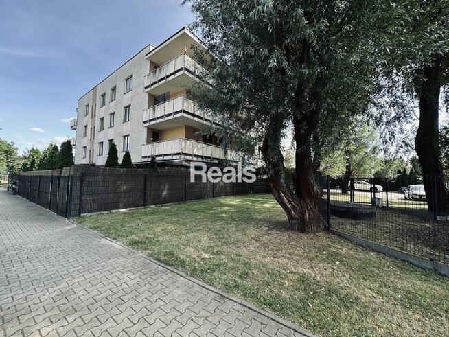 3 pokoje z dużym balkonem niedaleko metra.