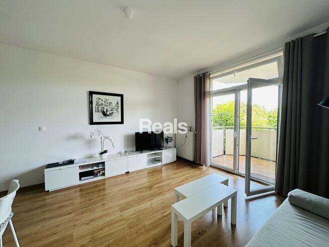 3 pokoje z dużym balkonem niedaleko metra.