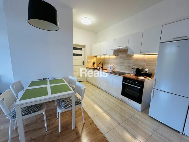 3 pokoje z dużym balkonem niedaleko metra.