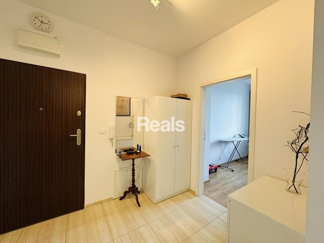 3 pokoje z dużym balkonem niedaleko metra.