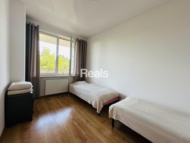 3 pokoje z dużym balkonem niedaleko metra.