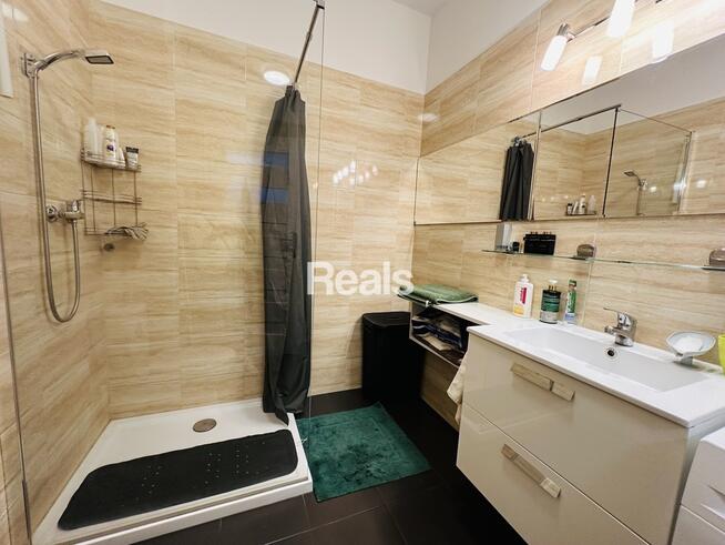 3 pokoje z dużym balkonem niedaleko metra.