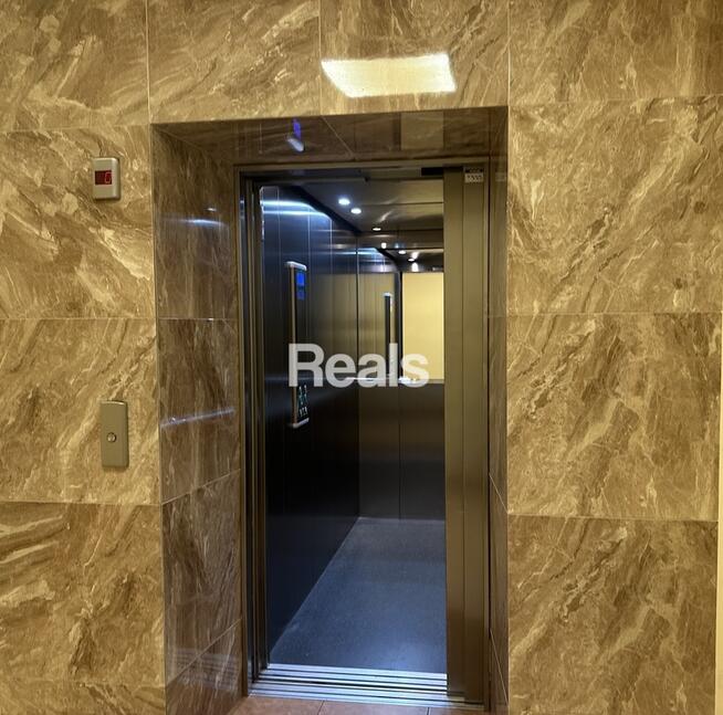 3 pokoje z dużym balkonem niedaleko metra.