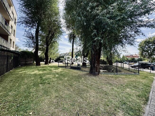 3 pokoje z dużym balkonem niedaleko metra.