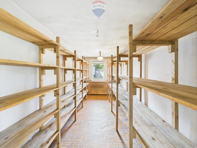 Pawilon biurowy wraz z ogrodzoną działką