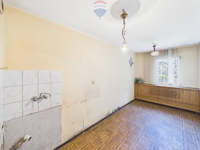 Pawilon biurowy wraz z ogrodzoną działką