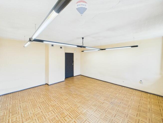 Pawilon biurowy wraz z ogrodzoną działką