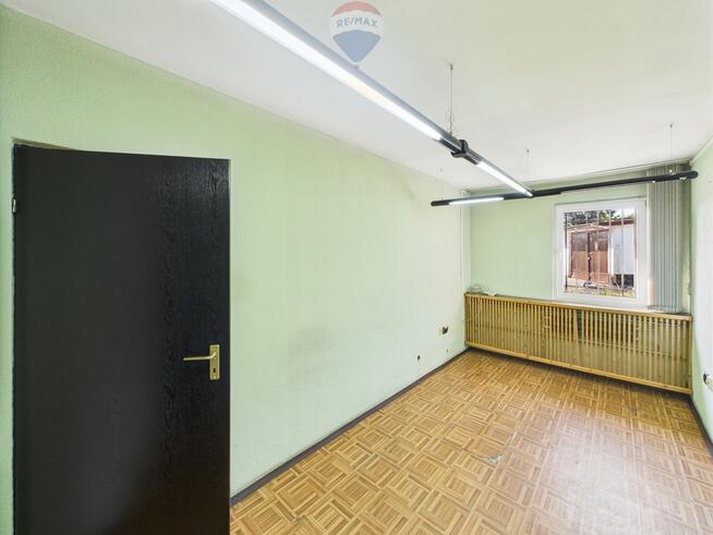 Pawilon biurowy wraz z ogrodzoną działką