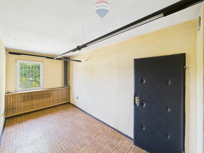 Pawilon biurowy wraz z ogrodzoną działką