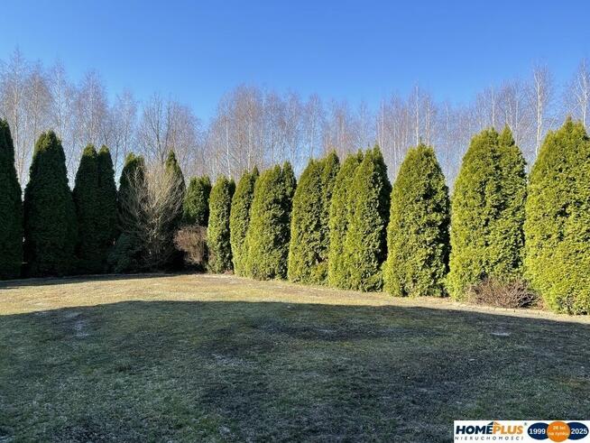 Dom wolnostojący, dwulokalowy z 2 garażami.