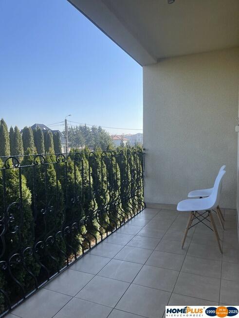 Dom wolnostojący, dwulokalowy z 2 garażami.