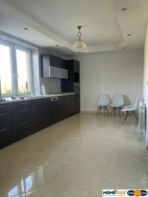 Dom wolnostojący, dwulokalowy z 2 garażami.