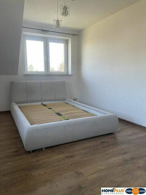 Dom wolnostojący, dwulokalowy z 2 garażami.