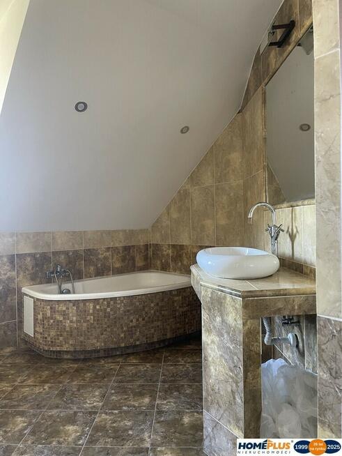 Dom wolnostojący, dwulokalowy z 2 garażami.