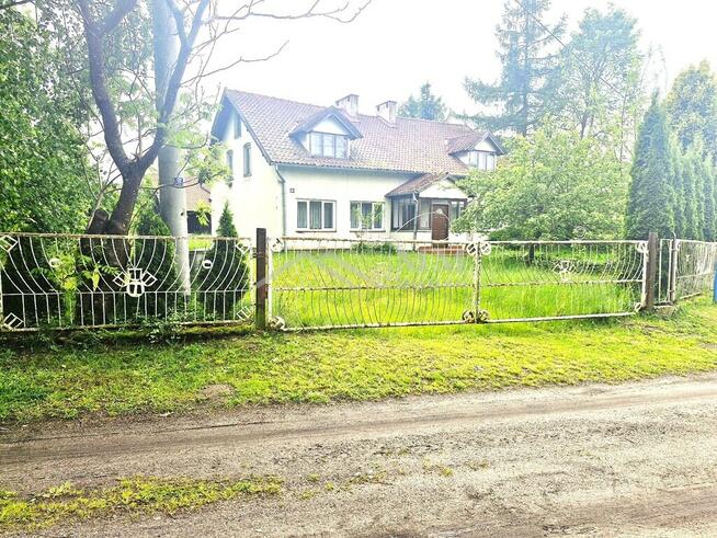 Dom wolnostojący z zabudowaniami gospodarczymi