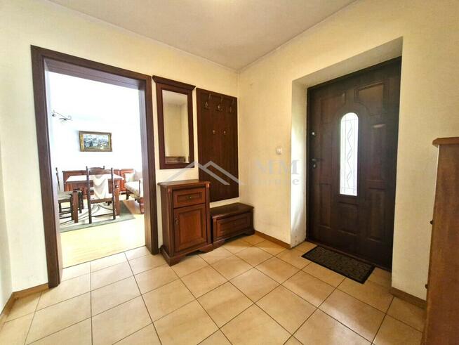 Dom wolnostojący z zabudowaniami gospodarczymi