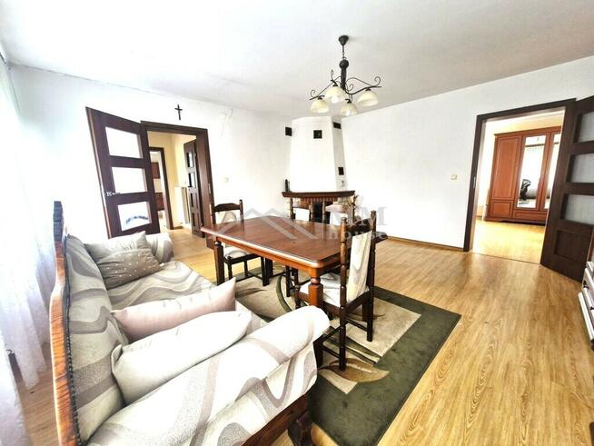 Dom wolnostojący z zabudowaniami gospodarczymi