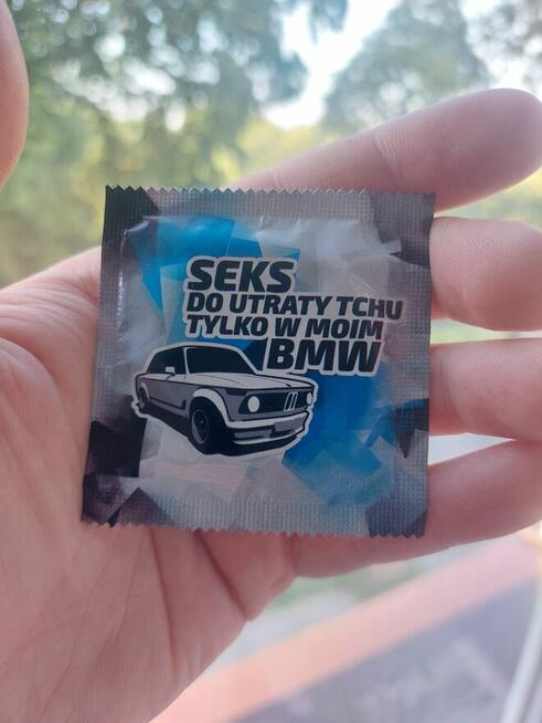 Personalizowane gadżety BMW - naklejka i prezerwatywa