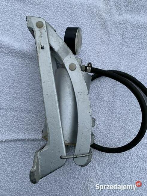 Pompka nożna z manometrem PRL