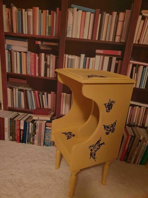 Odnowiona szafka żółta w motyle