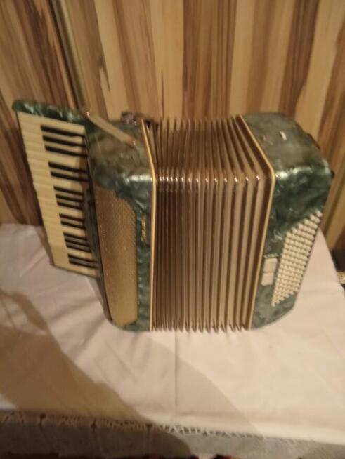 Akordeon Siletta 96 basów z futerałem