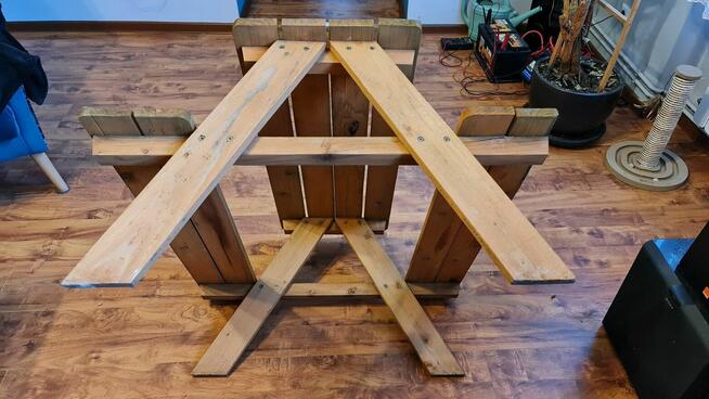 Ława drewniana dla dzieci z siedziskami, firmy Livarno.