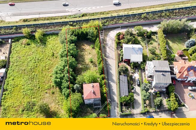 Duża działka z domem do remontu lub wyburzenia.