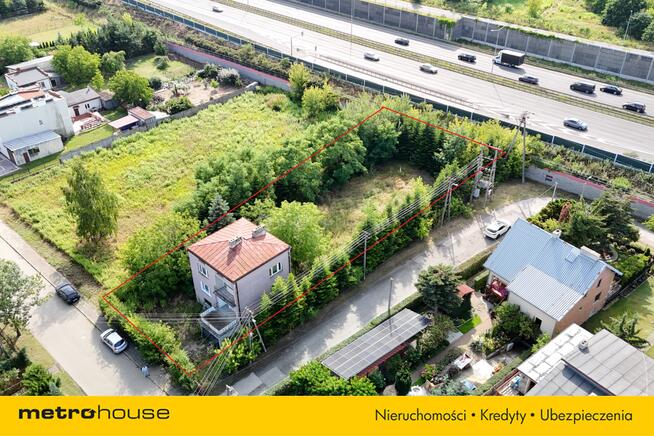 Duża działka z domem do remontu lub wyburzenia.