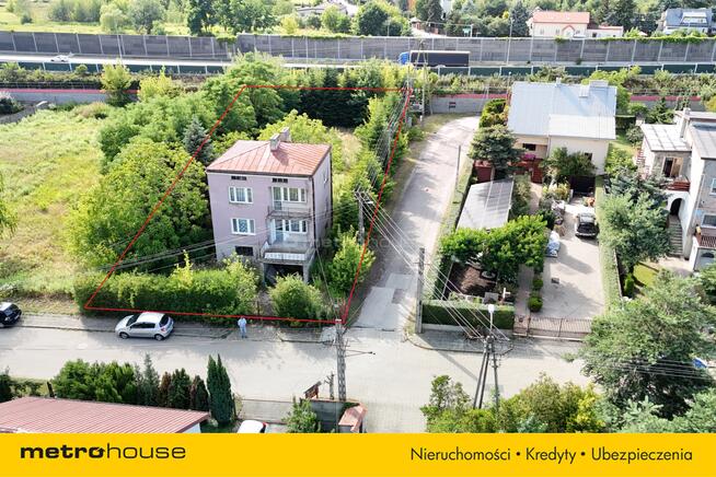 Duża działka z domem do remontu lub wyburzenia.